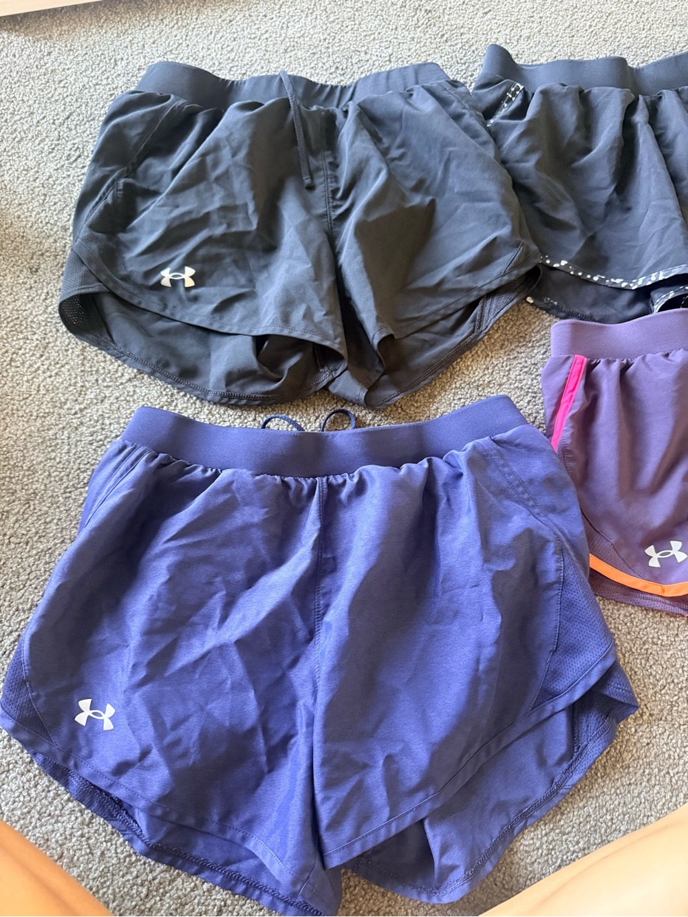 Lot of 4 Under Armour Women's Loose Fit Heatgear Athletic Shorts size S - Picture 5 of 7